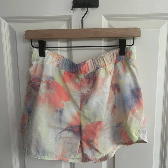 EUC athleisure set size XXL Old Navy watercolor floral. Crop tank and shorts set - Picture 8 of 11
